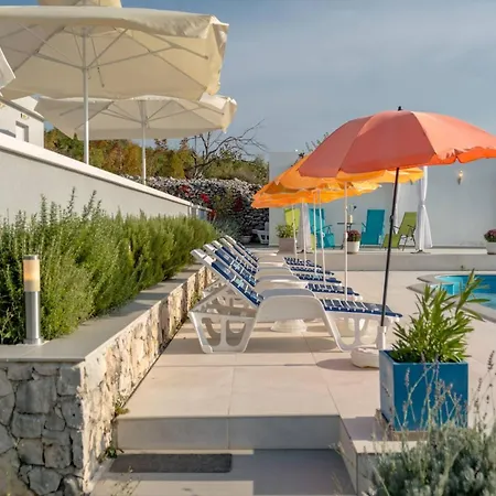 Rustic Florice With A Pool *