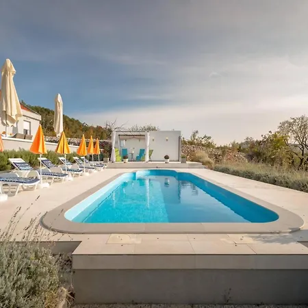 Rustic Florice With A Pool * Lecevica