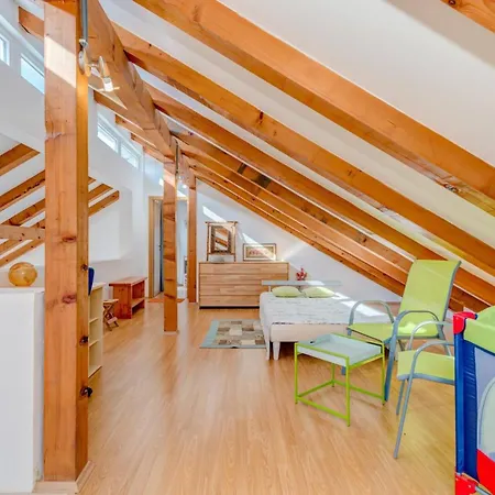 Rustic Florice With A Pool Lecevica