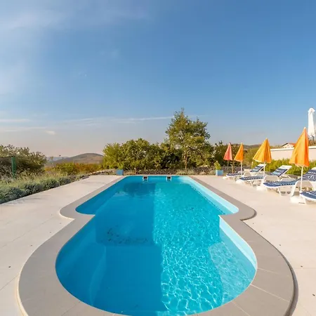 Villa Rustic Florice With A Pool