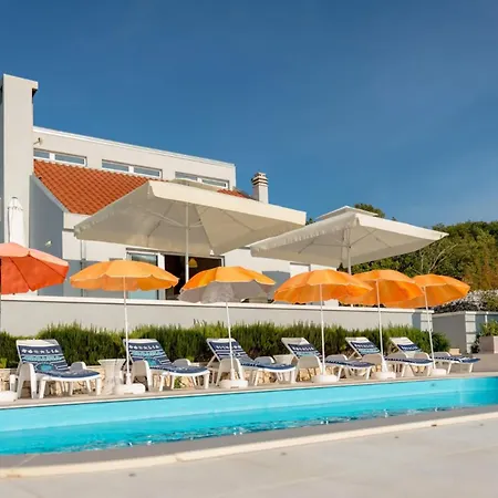 Rustic Florice With A Pool Lecevica