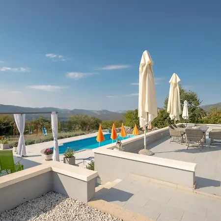 Rustic Florice With A Pool Lecevica