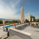 Rustic Florice With A Pool Lecevica