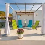 Rustic Florice With A Pool