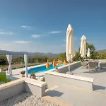 Rustic Florice With A Pool Lecevica