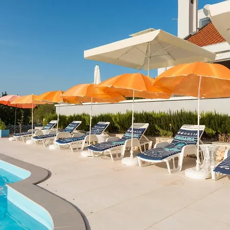 וילה Rustic Florice With A Pool