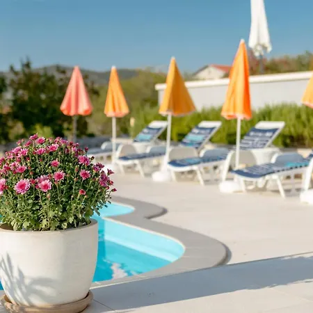 Villa Rustic Florice With A Pool Lecevica