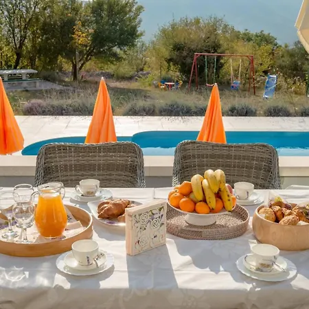 Rustic Florice With A Pool וילה Lecevica