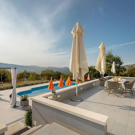 Rustic Florice With A Pool Lecevica