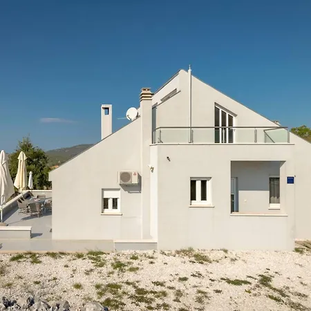 Rustic Florice With A Pool Villa