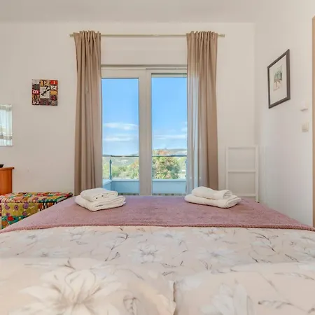 Rustic Florice With A Pool Lecevica