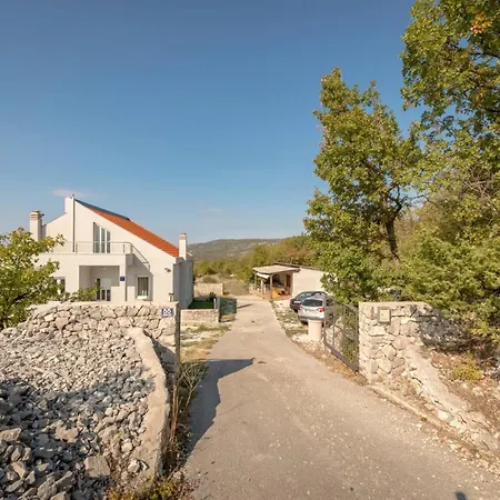 Villa Rustic Florice With A Pool
