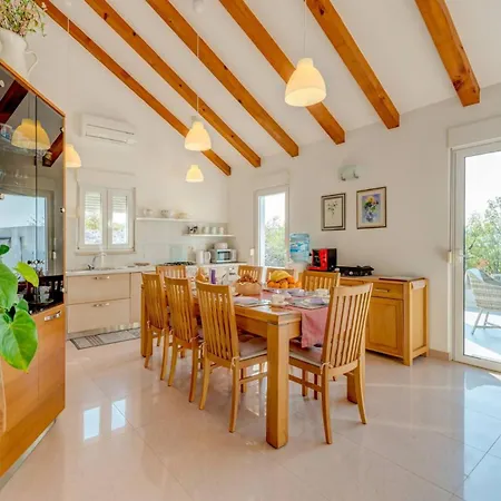 וילה Rustic Florice With A Pool