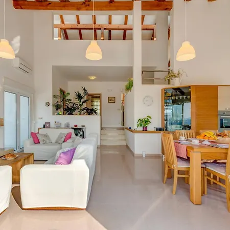 Rustic Florice With A Pool