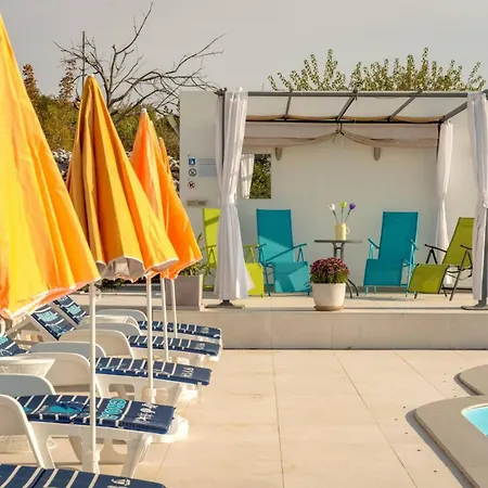 Rustic Florice With A Pool *