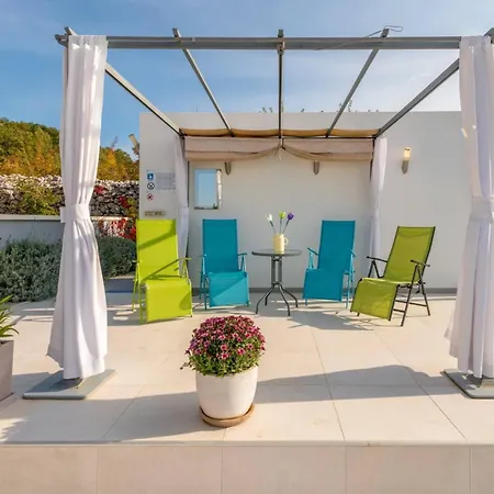 Rustic Florice With A Pool