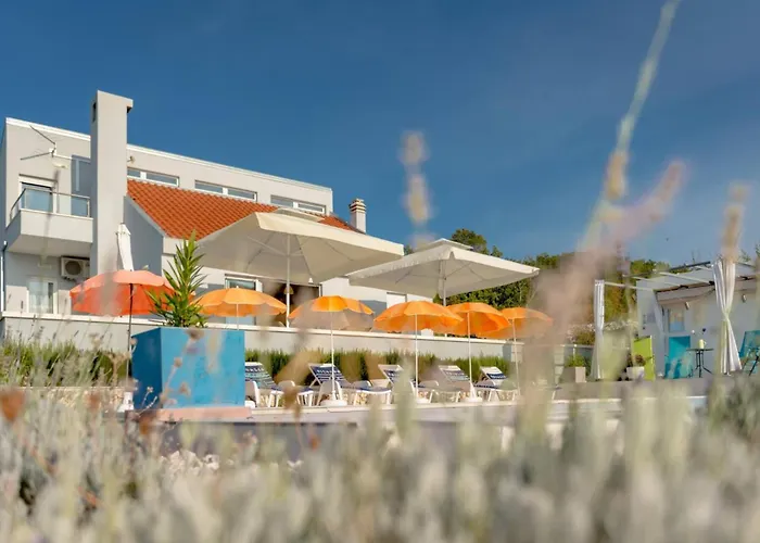 Rustic Florice With A Pool *