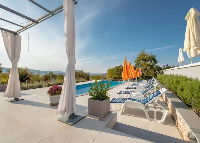 Rustic Florice With A Pool