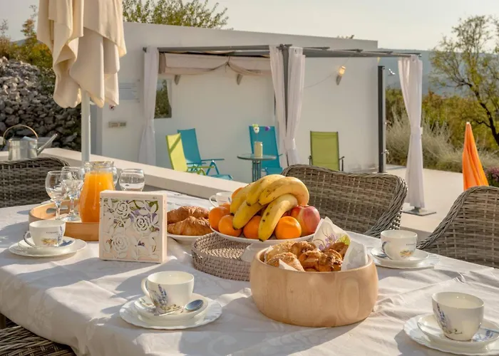 Villa Rustic Florice With A Pool