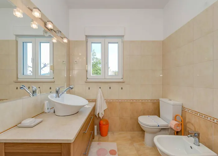 Rustic Florice With A Pool