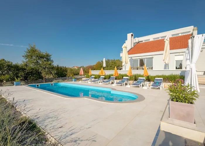 Villa Rustic Florice With A Pool