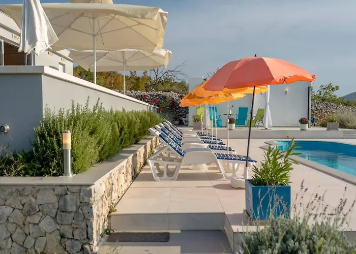 Rustic Florice With A Pool *