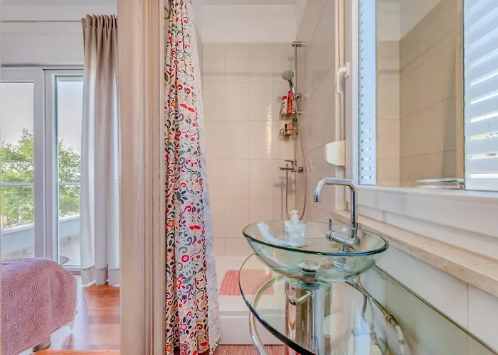 Rustic Florice With A Pool