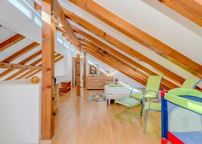 Rustic Florice With A Pool Lecevica