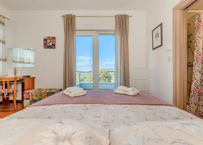 Rustic Florice With A Pool Lecevica