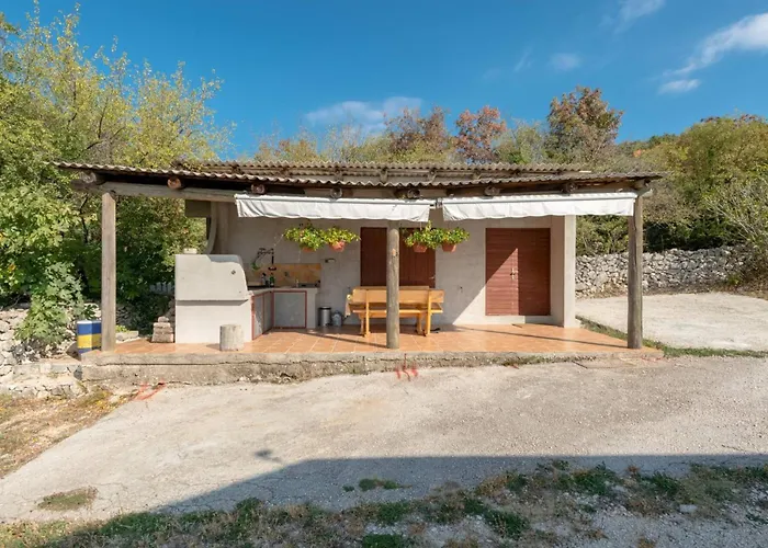 Rustic Florice With A Pool *