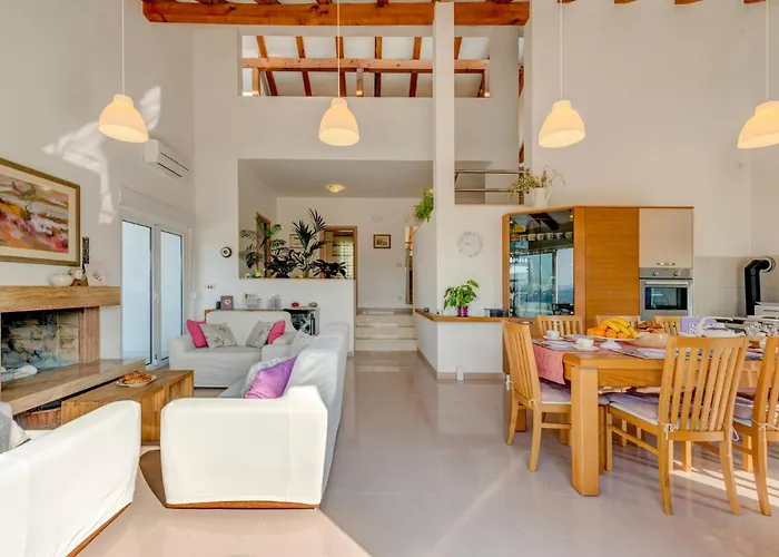 Rustic Florice With A Pool