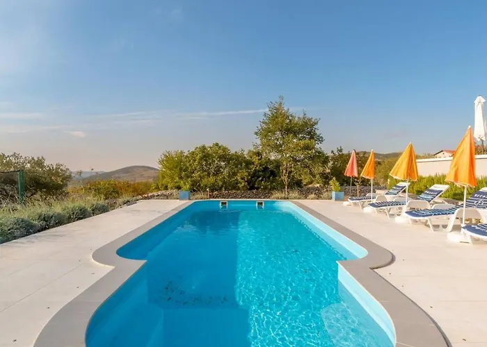 Villa Rustic Florice With A Pool