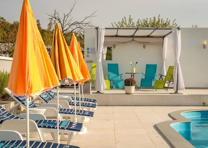 Rustic Florice With A Pool *